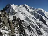 Die Nordflanke des Mont Blanc du Tacul, des Mont Maudit und des Mont Blanc (v.&nbsp;l.&nbsp;n.&nbsp;r.) von der Aussichtsterrasse im Gipfelbereich der Aiguille du Midi