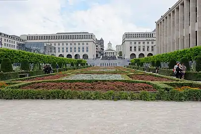 Blick auf die Gartenanlage, Springbrunnen und Treppe