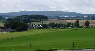 Blick über Vielbach am Lanzenberg (vorne) hinweg nach Süden zur Montabaurer Höhe mit dem Köppel (links) und der Alarmstange