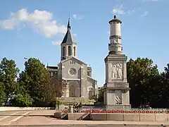 Kirche Notre-Dame und Gefallenendenkmal
