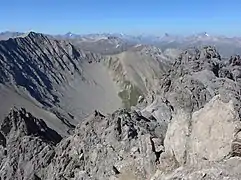 Blick vom Hauptgipfel des Monte Saliente Richtung Westen, rechts der Westgipfel, dahinter Piz Kesch.