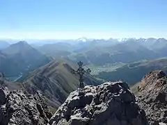 Gipfelkreuz und Blick nach Südosten nach Livigno.