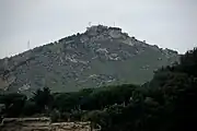 Der nordwestliche Kraterrand mit dem Monte Sant’Angelo und der gleichnamigen Kirche