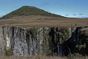 Pico do Monte Negro, im Vordergrund Teil des Kanyon Monte Negro (Cânion Pico do Monte Negro)