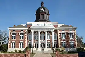 Montgomery County Courthouse (2017). Das Courthouse entstand im Jahr 1907 im Stile des Neoklassizismus und wurde von den Architekten Alexander Blair und J. H. McKenzie & Sons ausgeführt. In der Geschichte des County war es das dritte Gerichts- und Verwaltungszentrum. Im September 1980 wurde das Montgomery County Courthouse in das NRHP eingetragen.