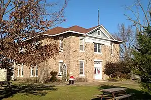 Montgomery County Courthouse in Mount Ida (2015). Das 1923 fertiggestellte Courthouse ist seit August 1976 im NRHP eingetragen.