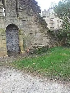 Aufsteighilfe vor dem verfallenen Eingang zum Schloss