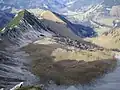 Blick vom Gipfel auf das Plateau mit Schleimskar und Karsee