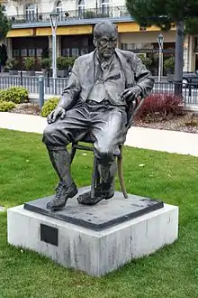 Nabokov-Denkmal (A. I. Rukawischnikow, 1999) vor dem Fairmont Le Montreux Palace, Montreux