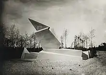 Denkmal der Märzgefallenen in Weimar, die Skulptur entwarf der Architekt Walter Gropius 1921