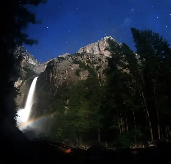 Mondregenbogen am Lower Yosemite Fall