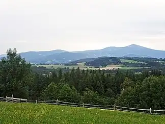 Die Mährisch-Schlesischen Beskiden, von Kunčice pod Ondřejníkem aus aufgenommen, rechts die Lysá hora