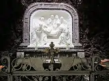 Belichtung eines Reliefs durch einen Schlitz in der Grottendecke am Kreuzweg in Park der Wallfahrtsstätte Moresnet-Chapelle (Belgien)