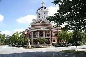 Morgan County Courthouse (2011). Das Courthouse liegt im Madison Historic District und trägt zur Schutzwürdigkeit dieses historischen Bezirks bei (Contributing Property). Der Historic District wurde im Oktober 1974 als drittes Objekt im County in das NRHP eingetragen.