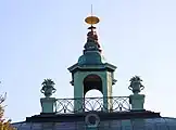 Dach mit bei Windeinwirkung nickendem Mandarin