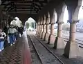 Bahnsteig im Gebäudeinneren