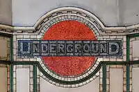 Ursprüngliches roundel der London&nbsp;Underground  als dekoratives Mosaik in der Station Maida&nbsp;ValeOriginalentwurf ca. 1915
