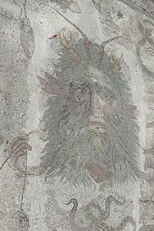 Mosaik eines männlichen Kopfes mit wirrem Haar