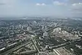 Blick nach Westen. In der Bildmitte ist das Gleis der Bahnstrecke Sankt Petersburg–Moskau zu sehen.