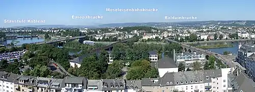 Die letzten Moselbrücken in Koblenz, links die Staustufe Koblenz