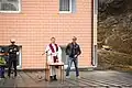 Pfarrer mit zwei Messdienern