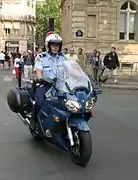 Französischer Gendarm auf einer Yamaha FJR1300 in Paris
