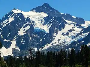 Der Hanging Glacier an den oberen Hängen des Mount Shuksan oben links