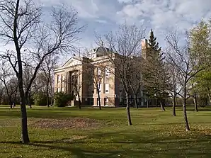 Das Mountrail County Courthouse in Stanley, seit 1978 im NRHP gelistet