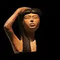 Trauernde Frau (bemalte Statue, Ägypten 18. Dynastie, vermutlich Isis, die um Osiris trauert)