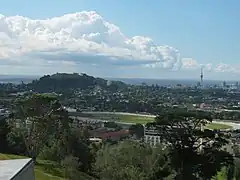 Mount Eden (links), hinter Alexandra Park vom Maungakiekie / One Tree Hill aus aufgenommen