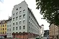 Kreuzung Hochbrückenstraße mit der Ledererstraße; links in der Hochbrückenstraße 7, Polizeiinspektion München 11 (Altstadt) (zuvor: Polizeiamt Nord) (1923–1925 von Rudolf Pfister)