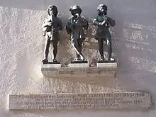 Denkmal für Herbert Jensen auf der Nordseite des Haupttorbogens