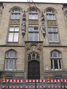 Portal mit den Heiligenstatuen; rechts der hl. Ludger mit seinem Attribut, der Gans; links der hl. Bonifatius mit Buch und Axt;Bildhauer: Franz Ewertz
