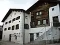 links: Haus Rischatsch (1822 von Schonschieri Rischatsch renoviert). Im 2. Obergeschoss befand sich ein Trauzimmer.