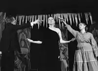 Foto von der Aufführung des Narrentanzes (als Mumraj). Amateurtheater Esence in Prag im Jahre 2002 (Gespräch der Revolutionäre).