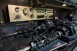 Mit den großen Handrädern wird das Lagerspiel der aneinandergereihten Axial-Gleitlager im ersten deutschen militärischen U-Boot U1, 1906, nachgestellt.