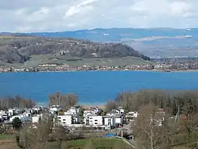 Nant und rechts Sugiez auf der gegen-überliegenden Seite des Murtensees