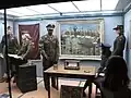 Schaukasten, der die bei S.H.A.E.F. anwesenden Personen nachbildet
