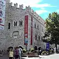 Nordfassade mit Gedenkplatten über dem Eingang ins Diözesanmuseum