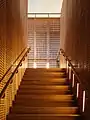 Treppe zu den unterirdischen Ausstellungsräumen des Neubaus