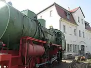 Rückseite des Werdauer Stadtmuseums mit Ausstellungsstück