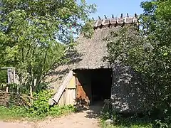 Rekonstruiertes Wohnhaus (13. Jahrhundert) im Museumsdorf Düppel, Foto&nbsp;(2005)