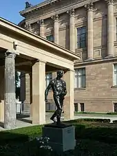 Kolonnadenhof und Nationalgalerie