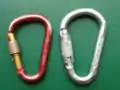 HMS-Kletterkarabiner: links: mit Schraubverschluss, rechts: mit Schieberhülse