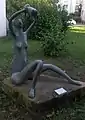 Mutter mit Kind (1955).Bronze, 190 × 120 × 160 cm (mit Sockel).Beckstr. / Heinrichstraße, Darmstadt. Eigentum: Bauverein AG Darmstadt