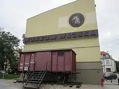 Sibirischer Güterwagen an der Außenfassade des Museums