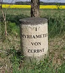 Myriameterstein hinter dem Ortsausgang Tochheim (Elbe) in Richtung Zerbst links