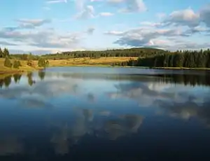 Stausee bei Försterhäuser am Rande des NSG Božídarské rašeliniště auf ca. 960 m ü. NN