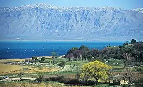 Die Dedegöl Dağları auf der Ostseite des Eğirdir Gölü zählen bereits zum Mittel-Taurus. Sie trennen den See markant wie eine Wand vom Becken des Beyşehir Gölü.