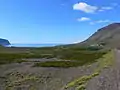 Blick zum Fjordausgang. Im Hintergrund der frühere Häuptlingssitz Núpur.